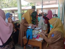 Wujudkan Balita Sehat, Babinsa Koramil 1407-10/Ponre Dampingi Pelaksanaan Posyandu Di Desa Mappesangka