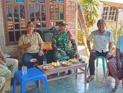 Wujudkan Kebersamaan Yang Kuat, Babinsa Koramil 15/Mare Komsos Bersama Perangkat Desa Dan Warga