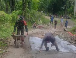 Membangun Desa Bersama Warga, Babinsa Koramil 09/Lapri Bantu Pengecoran Jalan