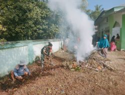 Jaga Kebersihan Tempat Ibadah, Babinsa Ponre Kerja Bakti Bersihkan Halaman Masjid Bersama Masyarakat