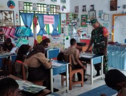 Babinsa Koramil 1407-20/Bontocani Dampingi Kegiatan Belajar Siswa SDN Inpres 10/73 Kahu