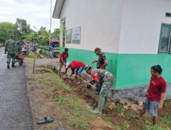 Anggota Koramil 1407-13/Sibulue Gelar Karya Bakti Bersihkan Selokan Bersama Warga Desa Maspul