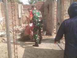 Babinsa Koramil 20/Bontocani Terjun Langsung Membantu Bangun Rumah Warga