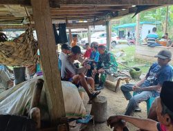 Untuk Mempererat Silaturahmi, Babinsa 04/Tellusiatinge Komsos Dengan Warga Desa Binaan