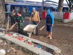Tanamkan Hidup Sehat, Babinsa 01/Ajangale Bersama Warga Bersihkan Selokan