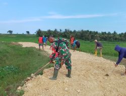 Guna Memperlancar Jalan Usaha Tani, Babinsa Cenrana Bersama Warga Melaksanakan Gotong Royong