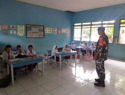 Laksanakan Pembinaan Wanwil, Babinsa /Libureng Ajarkan Wawasan Kebangsaan Kepada Siswa SDN 179 Desa Mallinrung