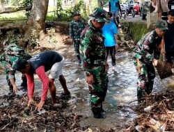 Danramil 05/Ulaweng Pimpin Kerja Bakti Pembersihan Saluran Air Di Desa Timusu