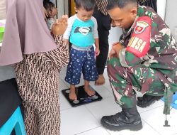 Babinsa Koramil 06/Awangpone Bantu Petugas Kesehatan Gelar Posyandu Dan Pemberian Makanana Bergizi