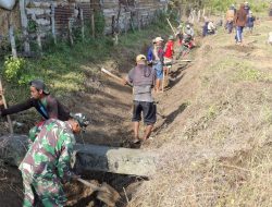 Peduli Kesejahteraan Petani, Babinsa Tonra Gandeng Warga Bersihkan Saluran Irigasi Di Desa Bonepute