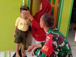 Wujudkan Balita Sehat, Babinsa 09/Lapri Dampingi Petugas Kesehatan Berikan Layanan Posyandu