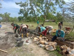 Babinsa Koramil 09/Lapri Gotong Royong Bersama Warga Bangun Talud Jalan Tani