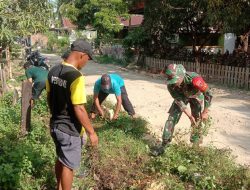 Jalin Keakraban, Babinsa Koramil 1407-02/Dua Boccoe Bersama Warga Gotong Royong Membersihkan Jalan