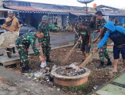 Yakinkan Pasar Tetap Bersih, Babinsa Koramil 01/Ajangale Lanjutkan Kegiatan Karya Bakti