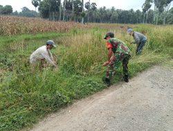 Babinsa Kajuara Koramil 06/Awangpone Kodim 1407/Bone Bersama Warga Bersihkan Saluran Irigasi