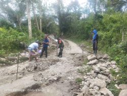 Bersama Warga, Babinsa Koramil 09/Lapri Perbaikan Jalan Desa Walimpong
