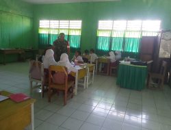 Masuk Sekolah, Babinsa Koramil 1407-08/Lamuru Ajarkan Wasbang