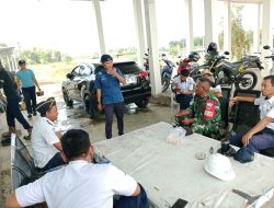 Babinsa Ramil 06 Awangpone Komsos Dengan Petugas Bandara Udara Arung Palakka