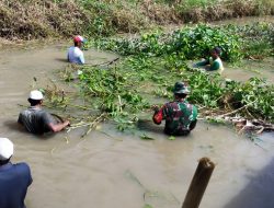 Turun Langsung Bersama Warga, Babinsa Koramil 04 Tellusiatinge Lakukan Bersih Bersih Sungai Di Desa Lea 
