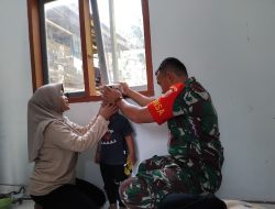 Upaya Menekan Angka Stunting, Babinsa Koramil 06/Awangpone Dampingi Pelayanan Posyandu Di Desa Unra