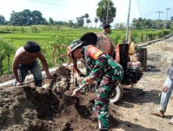 Babinsa Koramil 1407-13/Sibulue Bantu Warga Pembuatan Pondasi Jalan Desa