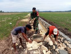 Babinsa Koramil 1407-13/Sibulue Bantu Warga Bangun Saluran Air Di Kelurahan Maroanging