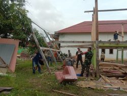 Selalu Ada Bersama Rakyat, Babinsa Koramil 03/Cenrana Bantu Renovasi Rumah Warga