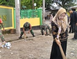 Anggota Koramil 1407-19/Kahu Laksanakan Karya Bakti Pembersihan Halaman Masjid Nurur Rahman