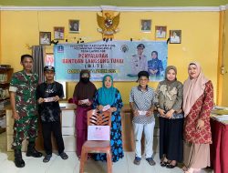 Babinsa Koramil 06/Awangpone Dampingi Warga Menerima Pembagian BLT DD 