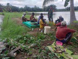 Babinsa Koramil 03/Cenrana Kodim 1407/Bone Komsos Dengan Petani Tambak
