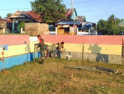 Peduli Sarana Olahraga, Babinsa 09/Lapri Gelar Gotong Royong Bersihkan Lapangan Sepak Bola