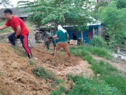 Peduli Lingkungan, Babinsa 01-Ajangale Bersama Warga Kerja Bakti Bersihkan Rumput Liar