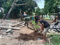 Antisipasi Banjir, Babinsa Koramil-01/Sinjai Utara Kodim 1424/Sinjai Bersama Warga Bersihkan Selokan