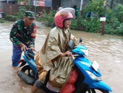 Sigap Babinsa 1422-04 Mandai Bantu Warga Dorong Motor Yang Mogok Akibat Genangan Air