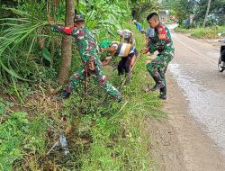 Anggota Koramil 1419-03/Baraka Bersama Warga Bersihkan Selokan