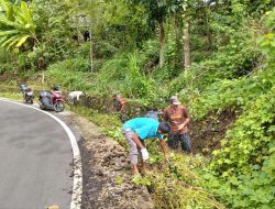 Babinsa Koramil 1424-03/Sinjai Tengah Kodim 1424/Sinjai Bersama Warga Bersihkan Selokan