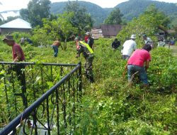 Babinsa Koramil 16/Tangse Bersama Warga Gelar Gotong Royong Bersihkan Makam Umum