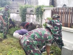 Babinsa Jajaran Koramil-08 Kodim 1404/Pinrang Pimpin Kerja Bakti Bersama Warga Membersihkan Saluran Air