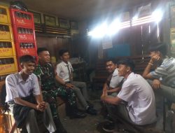 Babinsa Koramil 05/Lubuk Alung Laksanakan Komsos Dengan Para Pelajar Di Sela Waktu Istirahat