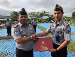 8 Petugas Lapas Banjarbaru Terima Kenaikan Pangkat dan 2 Petugas Terima Satyalancana Karya Satya
