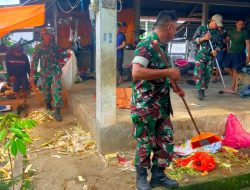 Anggota Koramil 01 Maiwa Melaksanakan Karya Bakti Pembersihan Sampah Pasar Maroangin