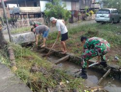 Danramil-03/Mattiro Bulu Kodim 1404/Pinrang Pimpin Kerja Bakti Bersihkan Saluran Air
