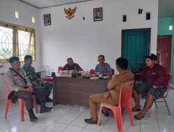 Babinsa Koramil-07 Kodim 1404/Pinrang Bersama Tiga Pilar Desa Pakeng Jalin Keakraban dengan Warga Lewat Komsos