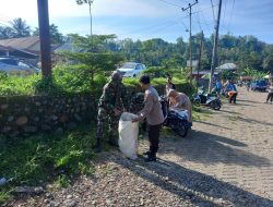 Personel Koramil 1424-03/Sinjai Tengah Kodim 1424/Sinjai Gelar Karya Bakti Pembersihan Pasar