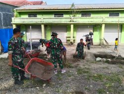 Anggota Koramil /02 Enrekang Karya Bakti Bersihkan Selokan