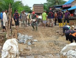 Babinsa Longkali Gotong Royong Bersama Warga Membuat Jalan Penghubung Antar Desa