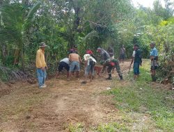 Babinsa Koramil 1424-05/Sinjai Selatan Kodim 1424/Sinjai Bersama Warga Laksanakan Karya Bakti Perbaikan Jalan Tani
