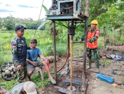 Babinsa Aska Koramil-05/Sinjai Selatan Kodim 1424/Sinjai Dampingi Pembuatan Sumur Bor Di Area Persawahan Petani