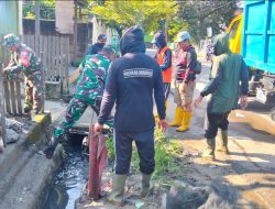 Personil Koramil-04/Paleteang Kodim 1404/Pinrang Kerja Bakti Bersama Warga Bersihkan Saluran Air