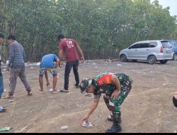 Babinsa Koramil 1424-04/Sinjai Timur Kodim 1424/Sinjai Bersama Masyarakat Bersihkan Lahan Parkir Pantai Marannu